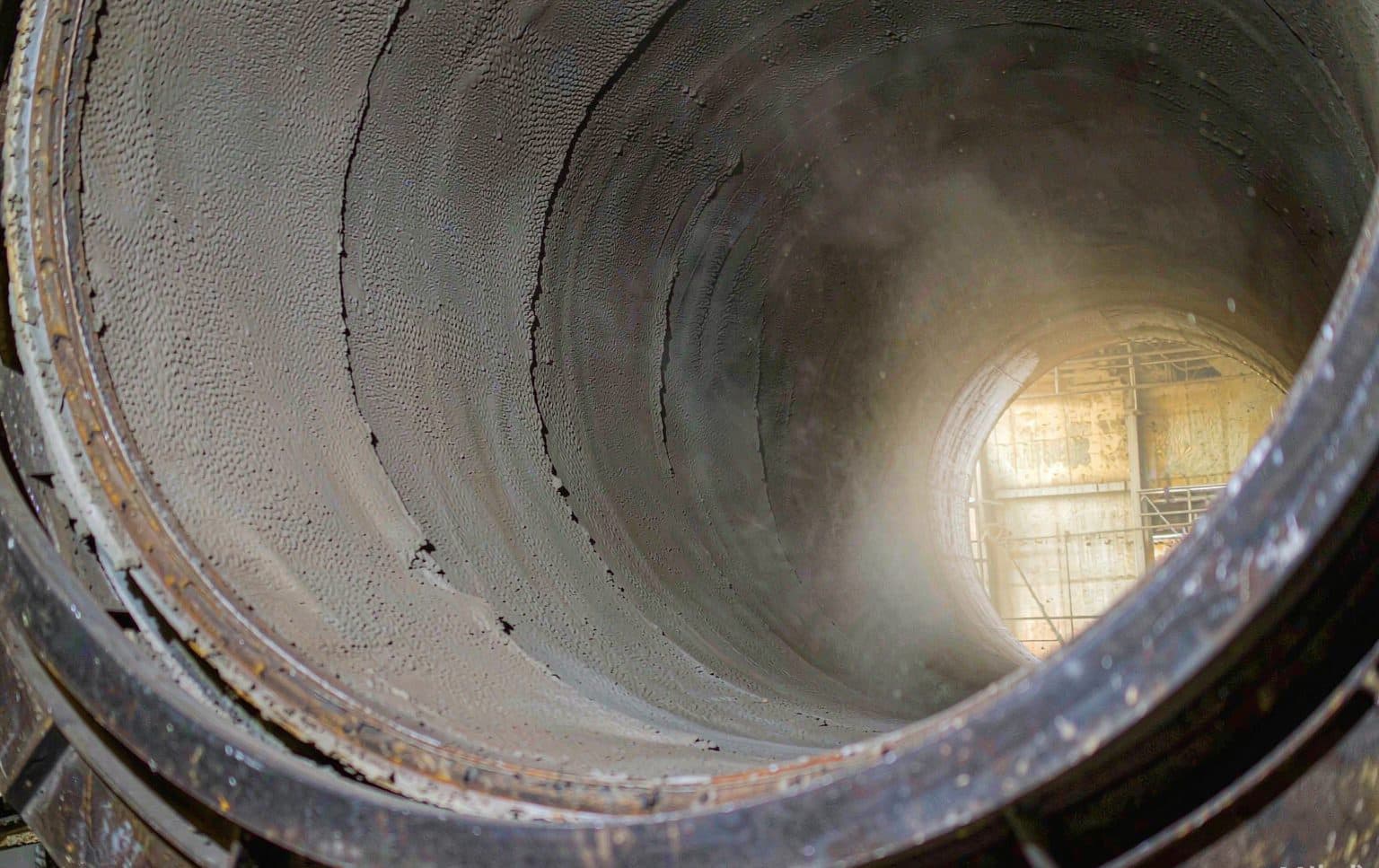High-alumina castable lining in the activation zone of a rotary kiln
